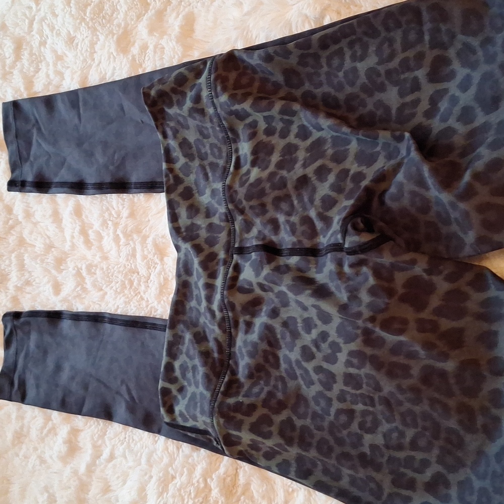 Vie Active Yoga Pants Animal  Print !Size XS - Picture 3 of 3